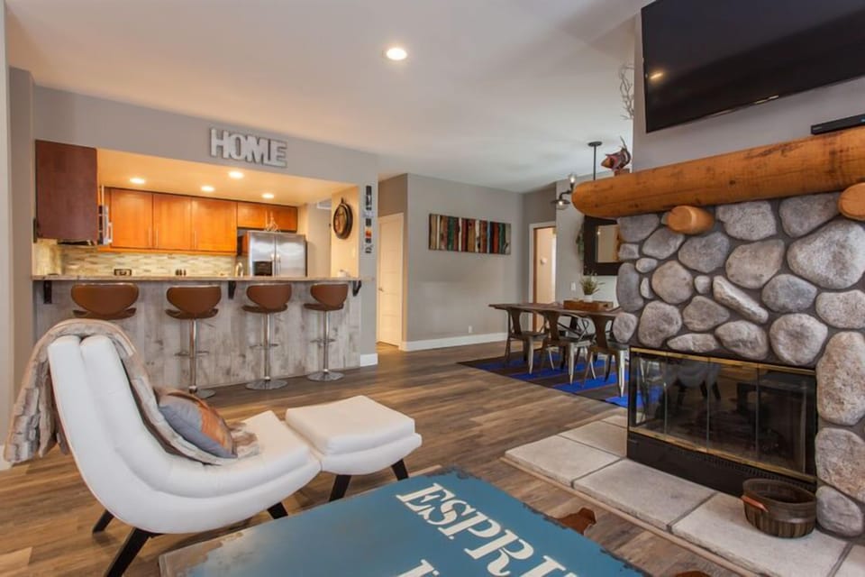 Living Room / Gas Fireplace / Queen Sleeper Sofa / Flat Screen TV