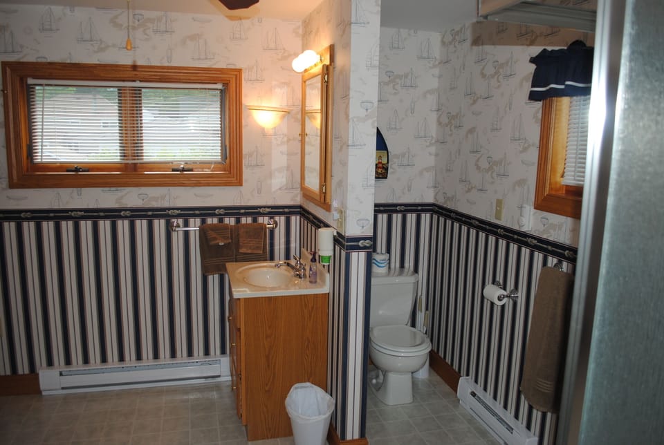 Crows Nest bath room, shower + Tub.