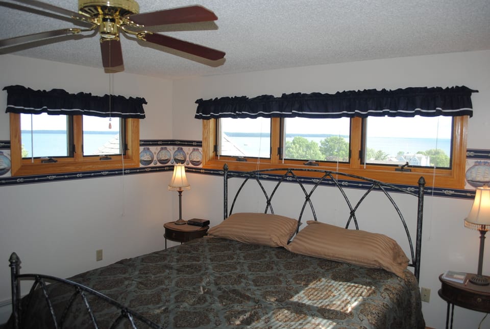 DTN Bayfield 1-King, 30" Flat, WIFI, AC, shower + jacuzzi, 2nd level, coffee