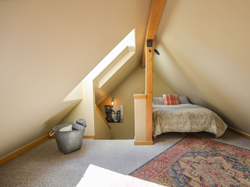 Queen in Spacious Loft