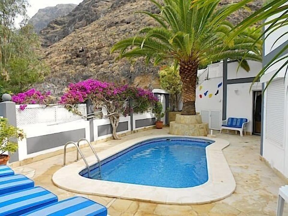 Just lay back Relax & Unwind in this Amazing Villa with Exceptional Ocean Views.