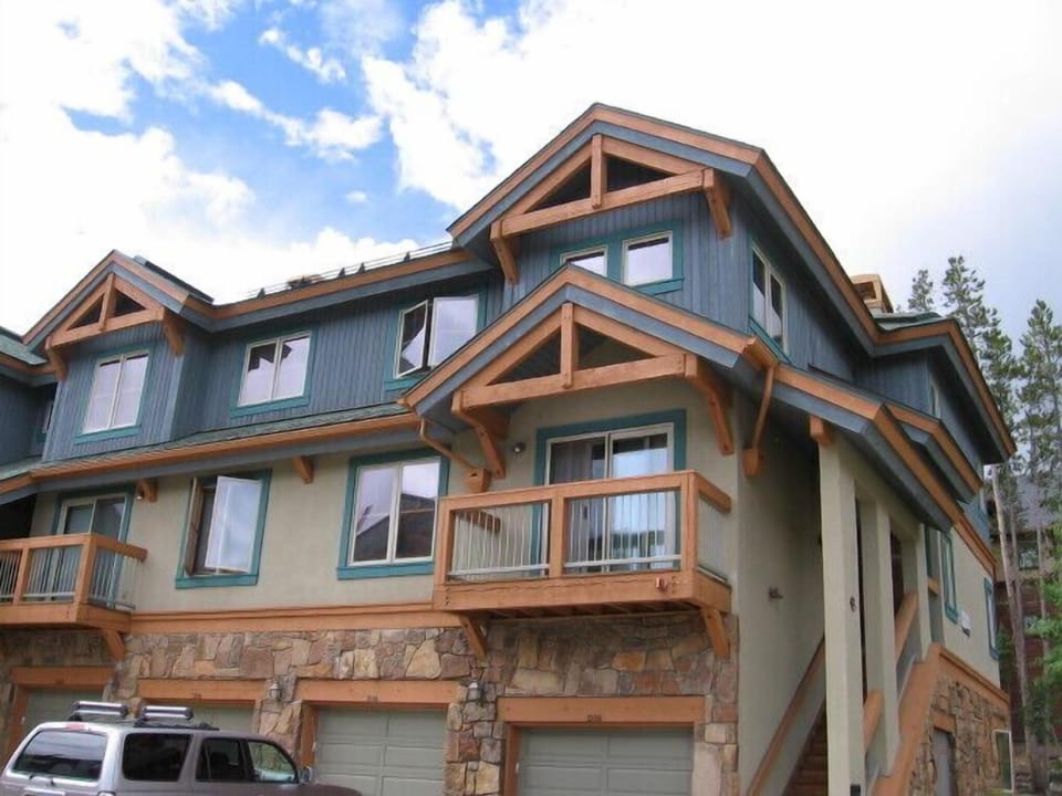 another front view showing the guest room deck