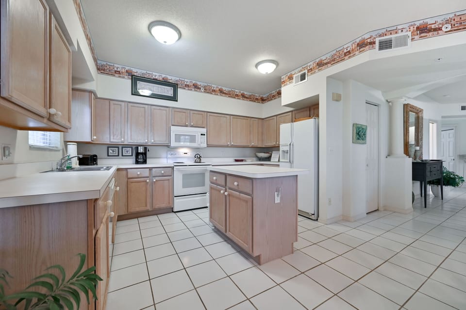 SW4-105 - Fully equipped kitchen with island