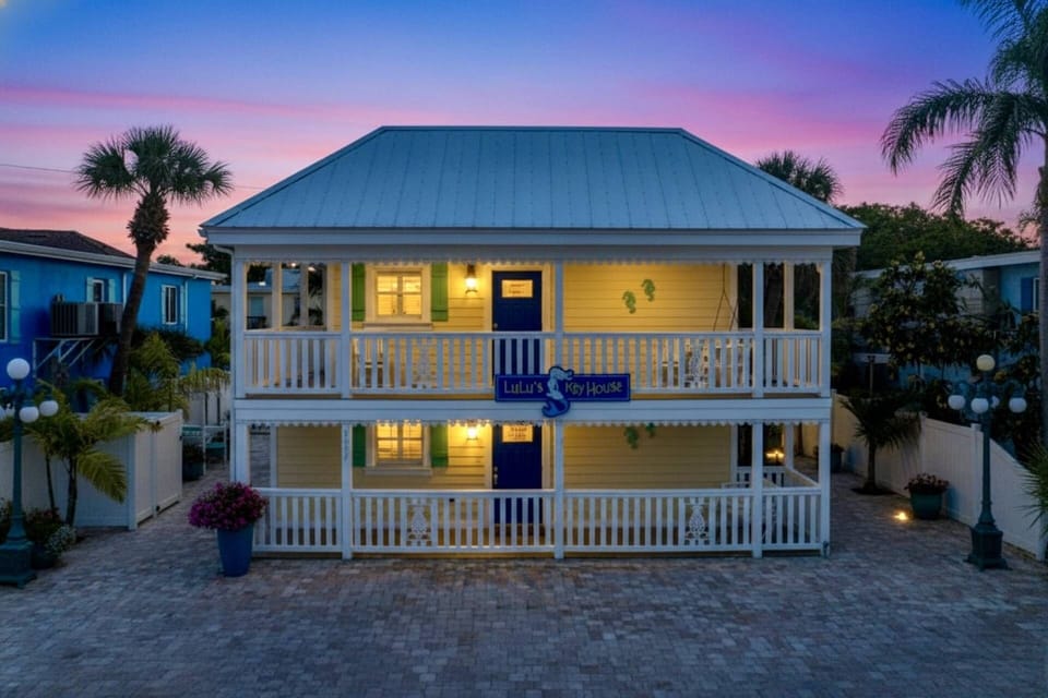 LuLu's Key house is located in the heart of Siesta Key in the village and about a 6 minute walk to the beach.