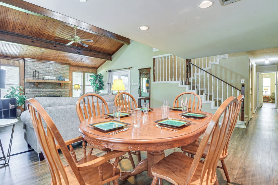 Dining Area | Dishware/Flatware Provided | 1st Floor