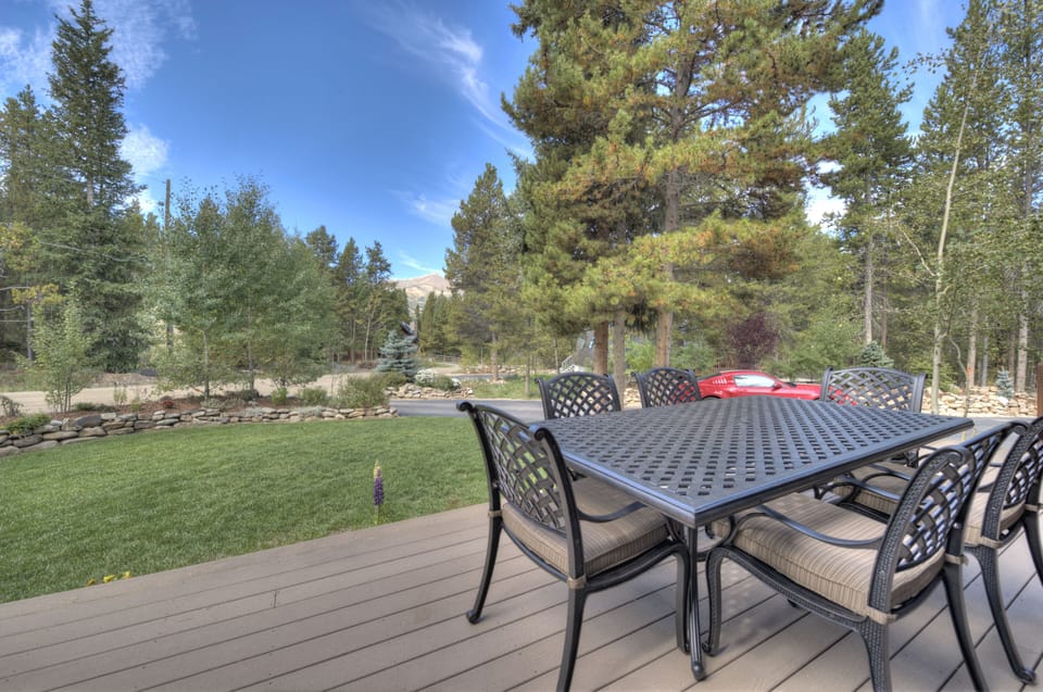 Outdoor Dining Table with Mountain View’s