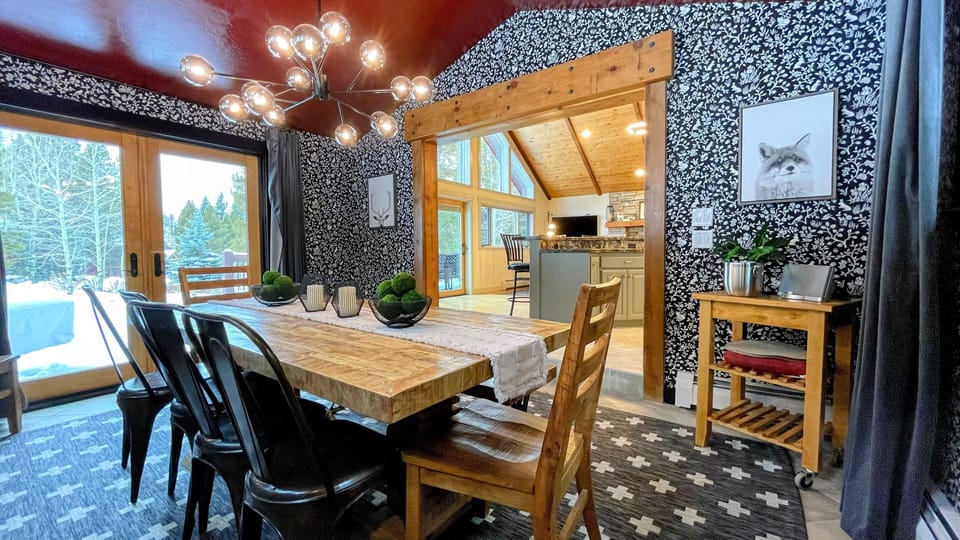 Whimsical wallpaper pay tribute to the wildlife you regularly see out the window