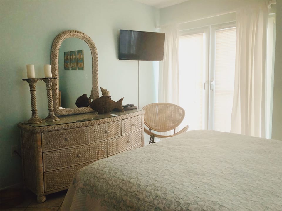 2nd bedroom w/ flat screen TV