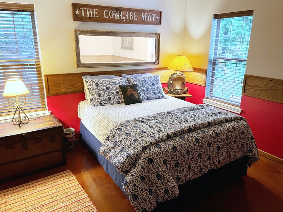 Bedroom 1. Queen Bed.

