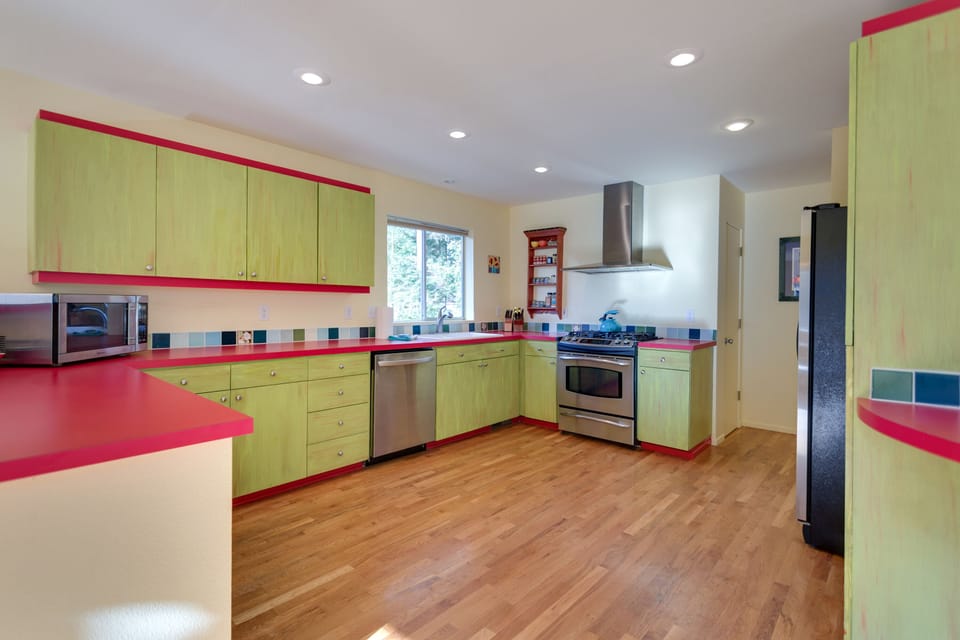 No shortage of counter space or floor space.. Care to dance? 