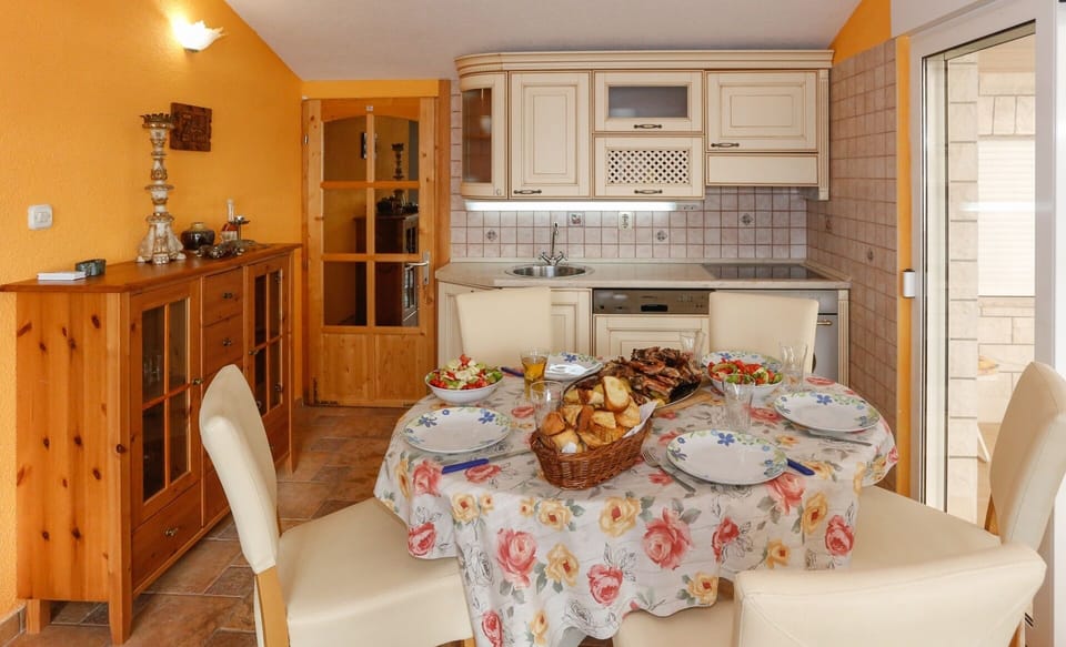 Dining room 3