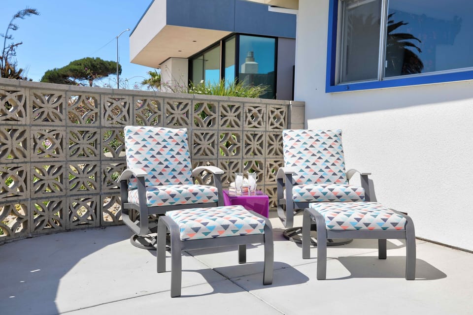 Lounge chairs forward facing to the ocean
