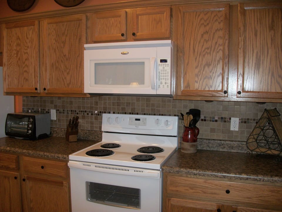 Beautiful stocked kitchen for those who enjoy cooking - even while on vacation!