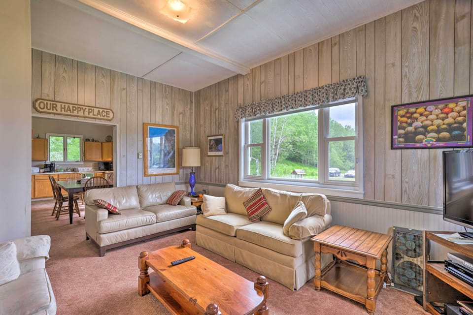 Living Room | Free WiFi | Central A/C & Heating