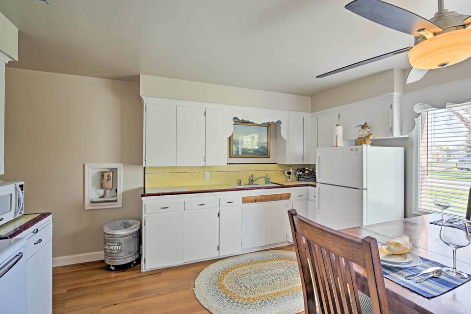 Well-Equipped Kitchen | Dining Table