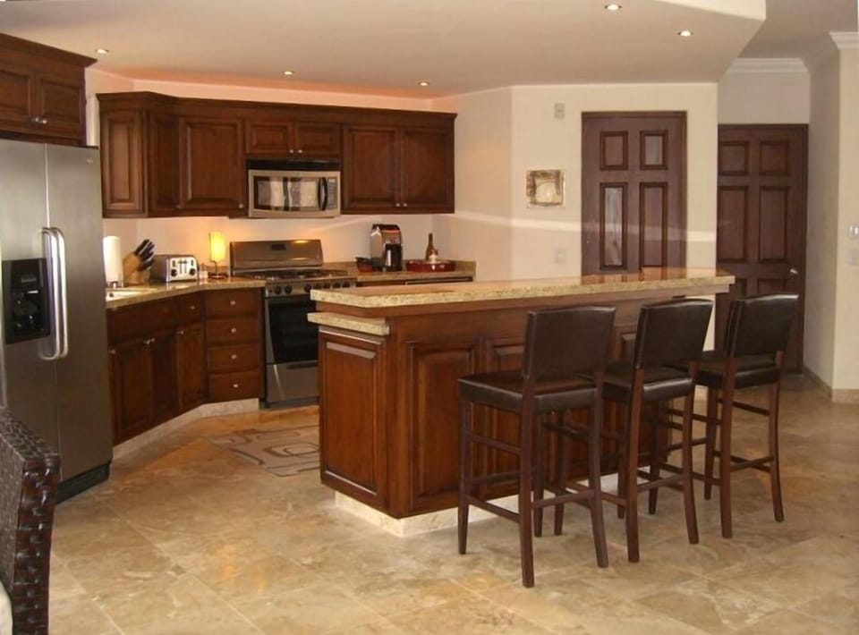 Open kitchen/bar area