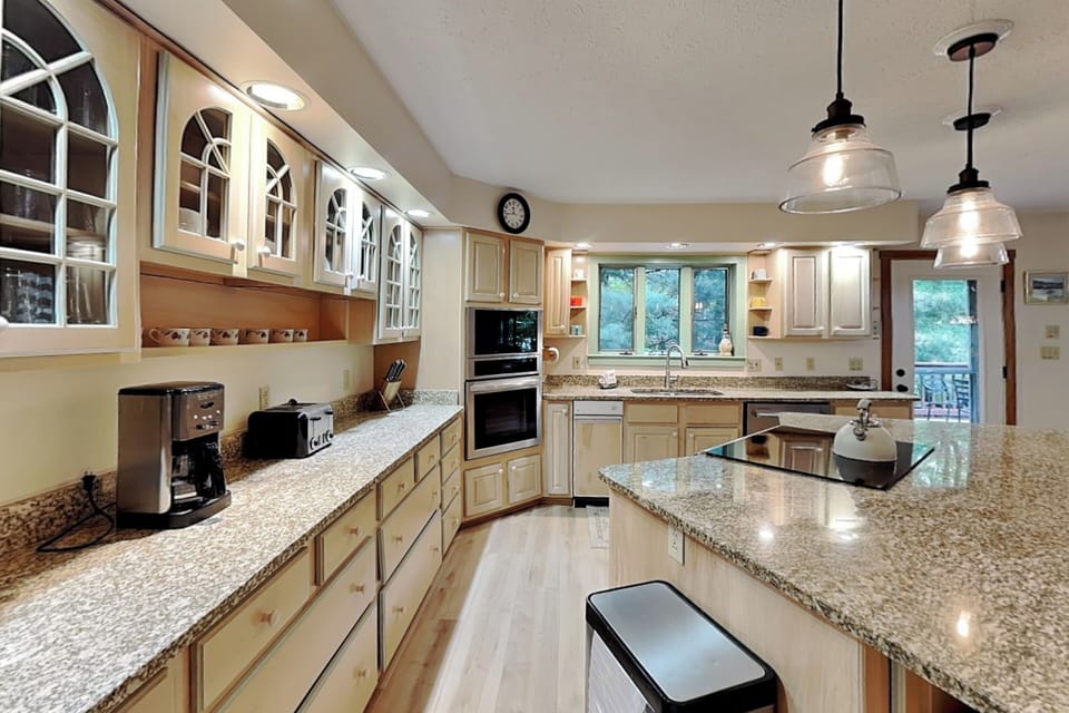 Full Kitchen w. Stainless Steel Appliances