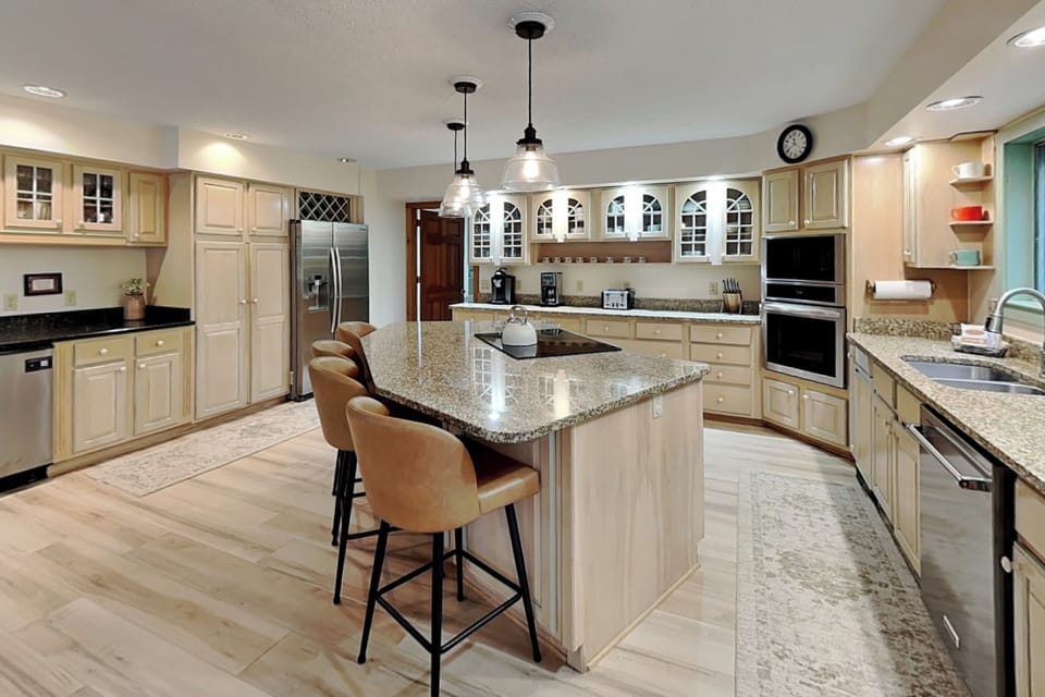 Open + Spacious Full Kitchen