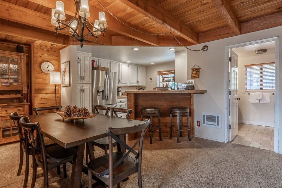 Dining Table for 6 / Fully Equipped Kitchen