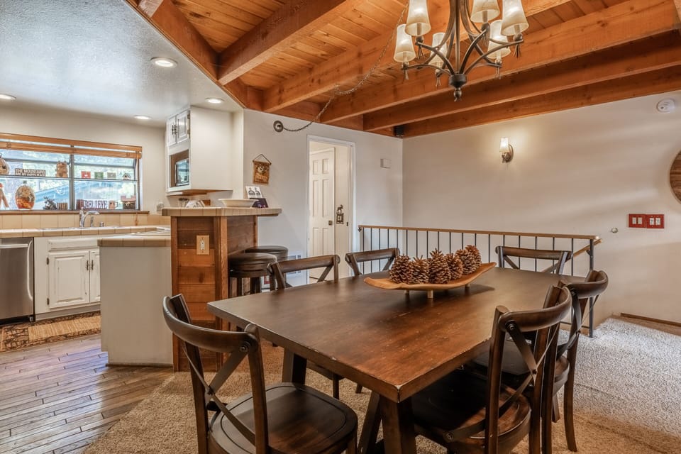 Dining Table for 6 / Fully Equipped Kitchen