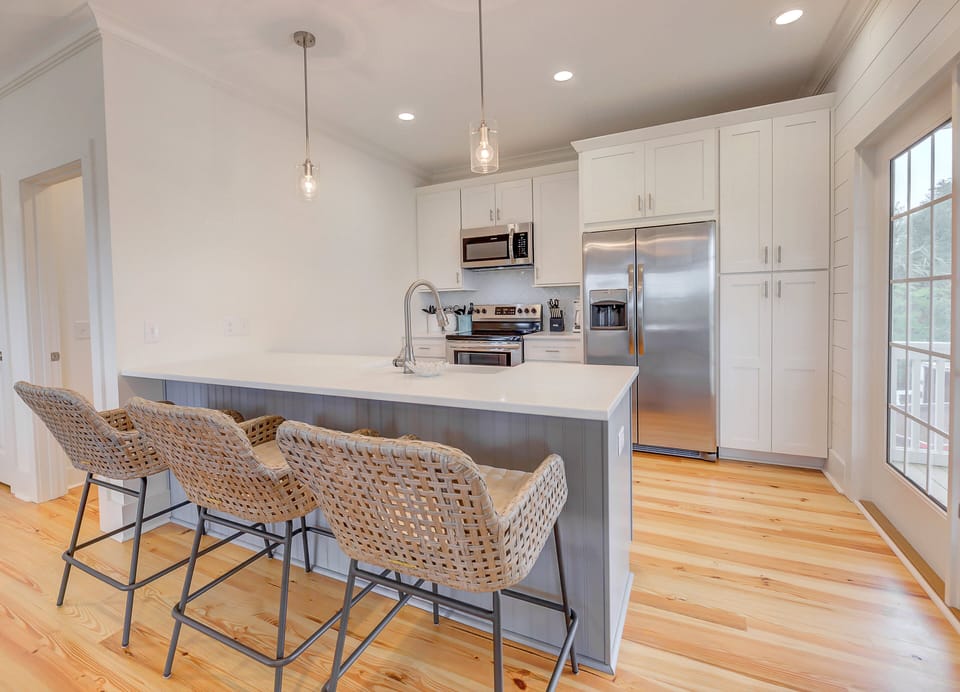 Counter height breakfast bar for 3 with fully equipped kitchen