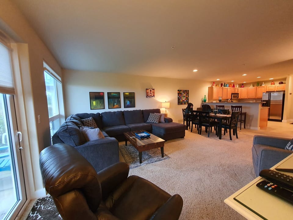 Open concept 1100 sq ft, tasteful decor, stainless appliances, table seats 6