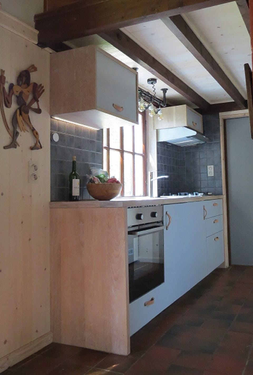 Keuken met oven en ruime inventaris 