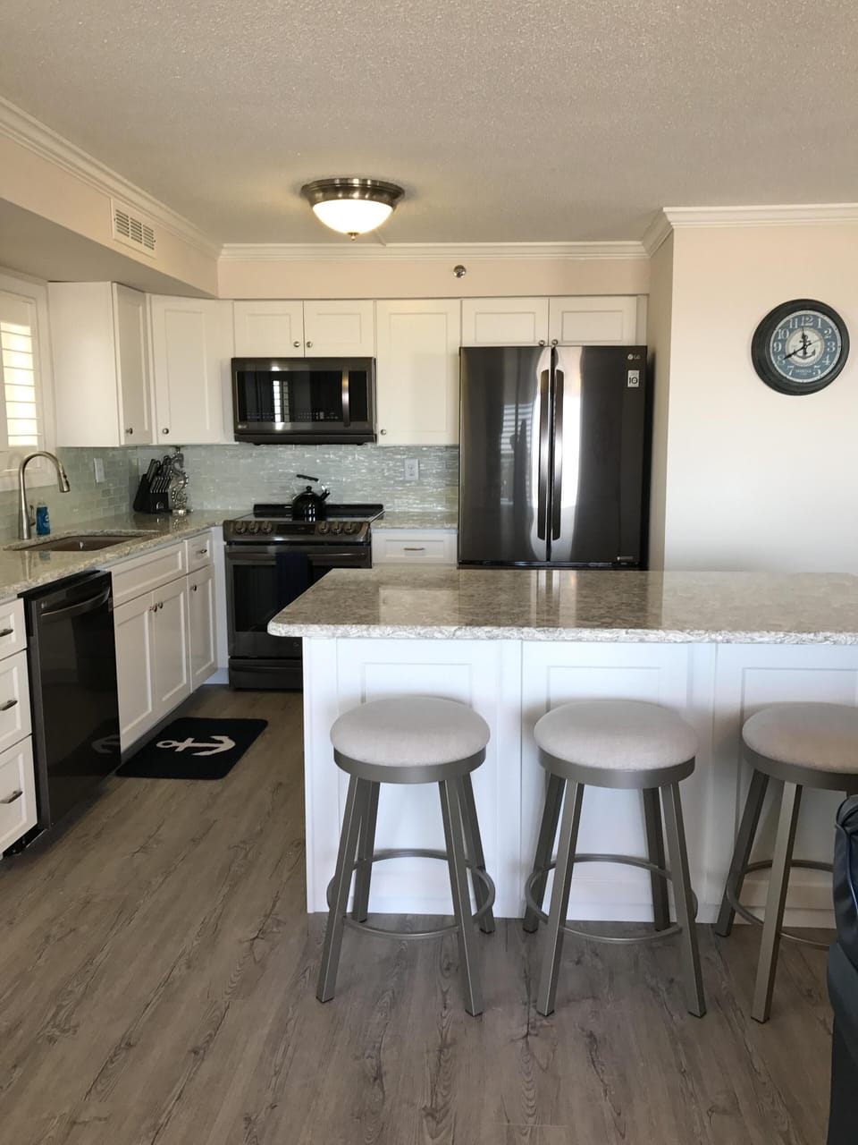 Kitchen/ breakfast bar.