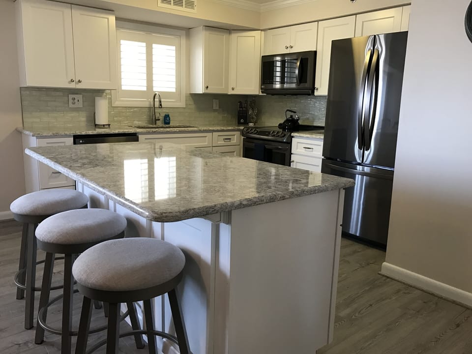 Kitchen w/ new stainless appliances, Keurig and fully equipped kitchen amenities