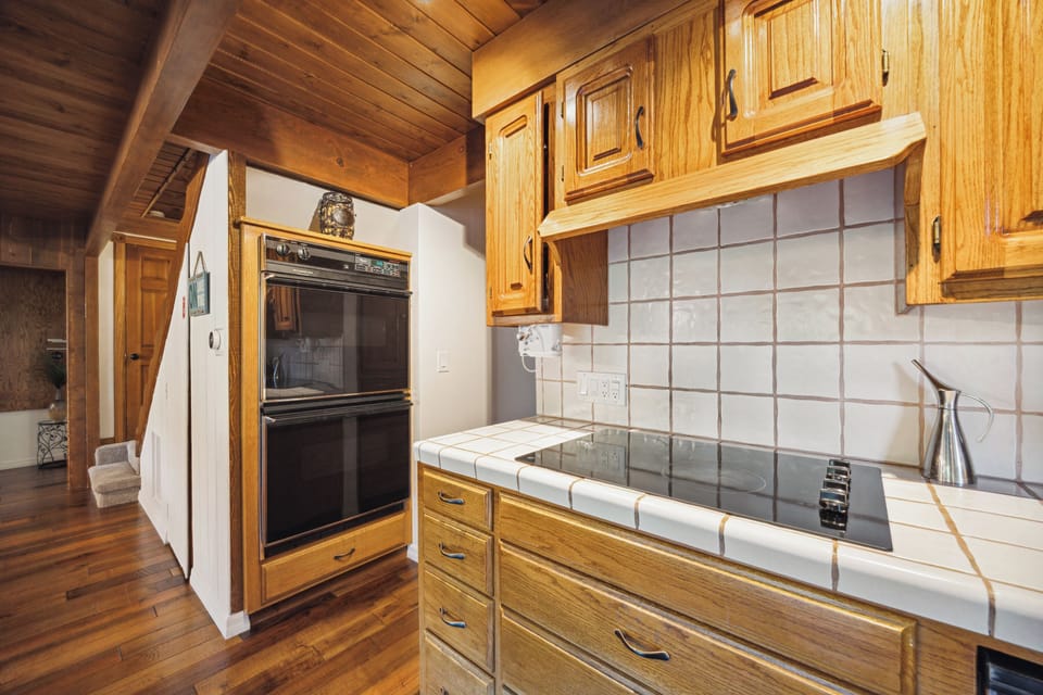 Full kitchen with double oven