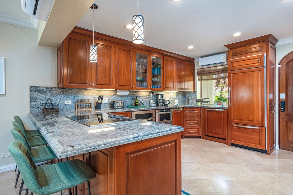 The kitchen includes ice-maker & a blender for margaritas and daiquiris!