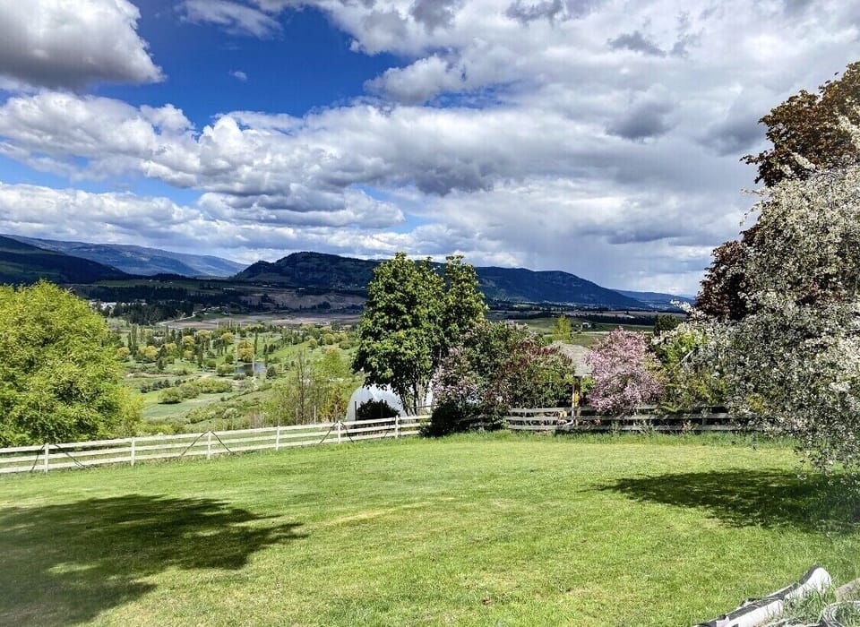 On a 21/2 acre setting!☀️