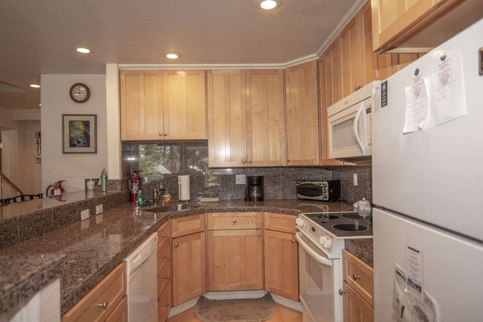 Carnelian Woods 11 Kitchen - Carnelian Woods 11 Kitchen
