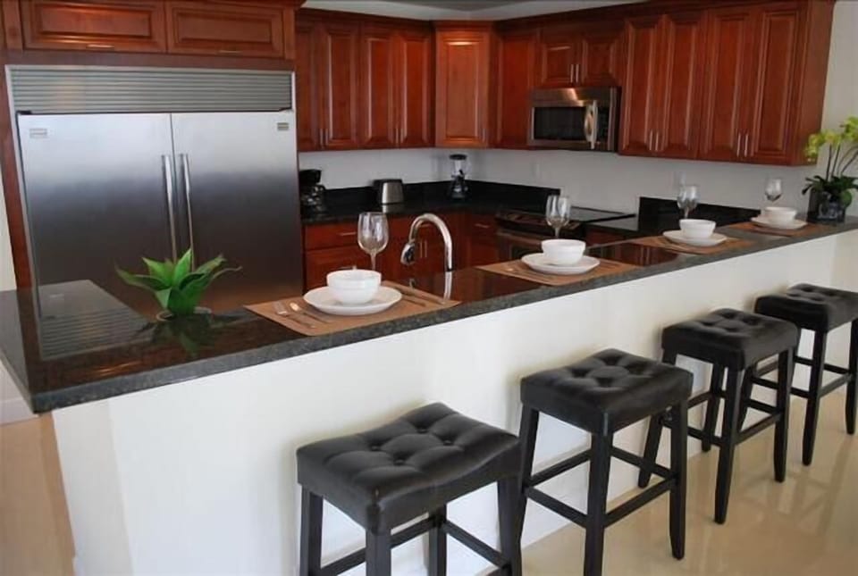 Large Open Granite Kitchen w/Elevated Breakfast Bar for Four