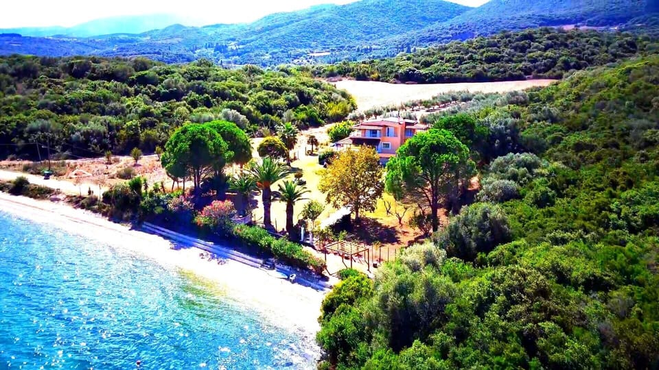 The sea shore of villa Porto Matzavino 