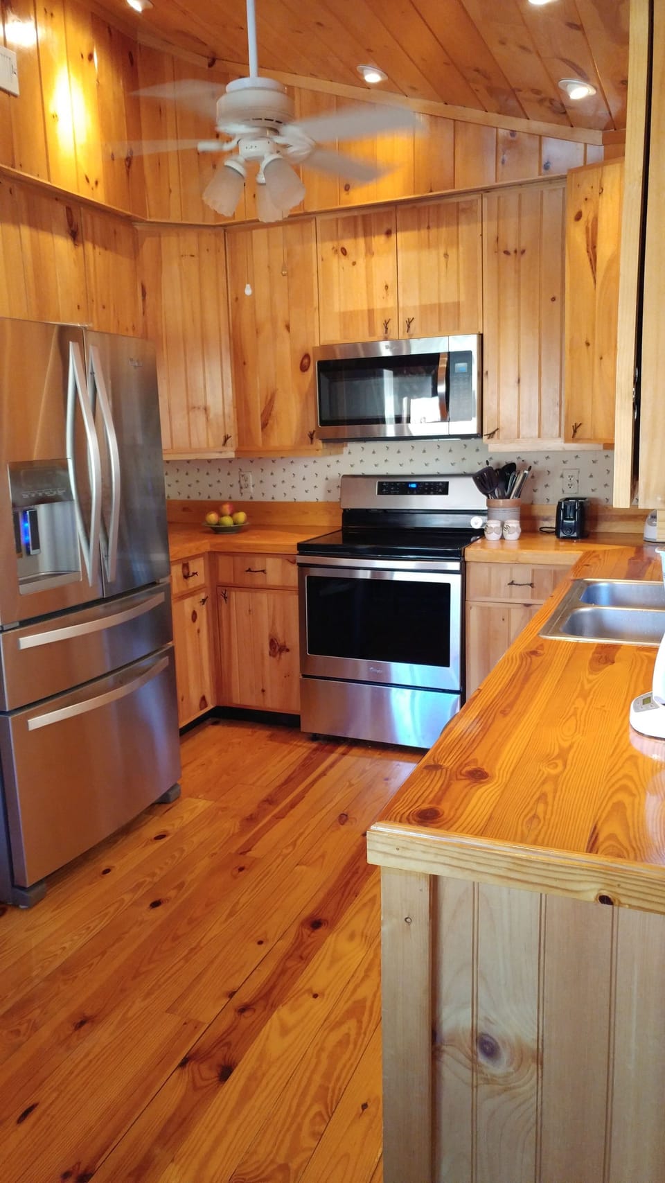 Well equipped kitchen with all new appliances.