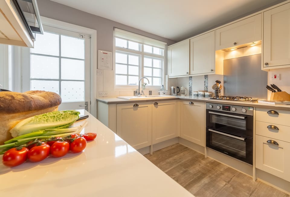 Ground floor: Fully equipped kitchen