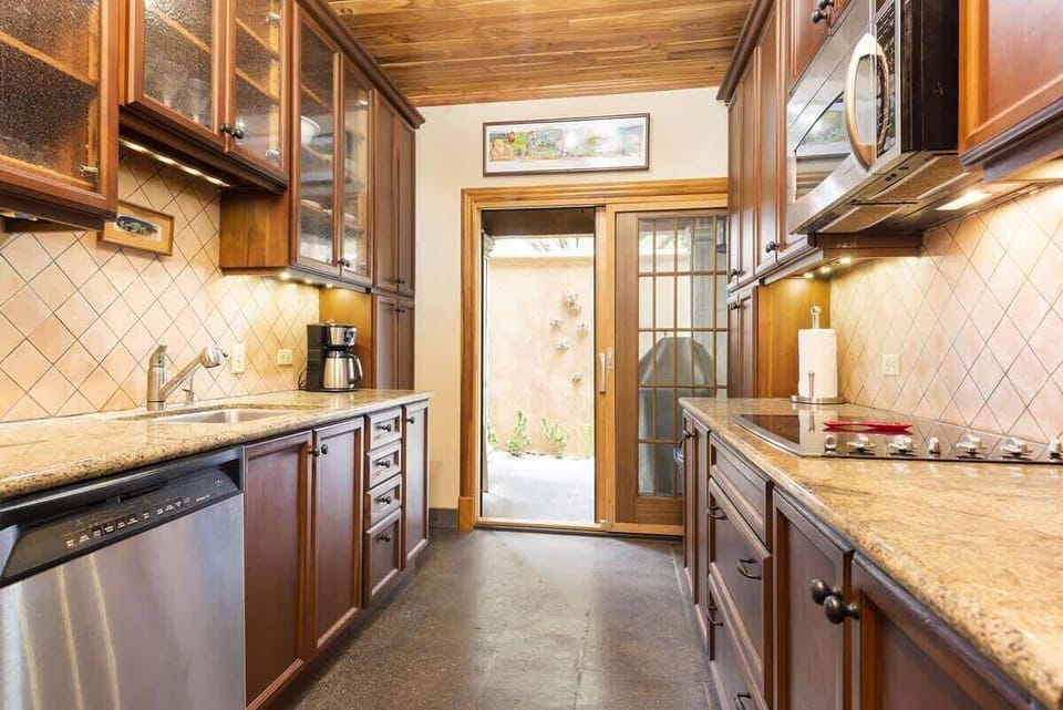 Gourmet kitchen, fully stocked