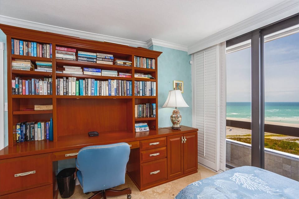 Guest bedroom 2 twin beds, sliding doors open wide to an open air balcony. Large desk to catch up on work if needed.
