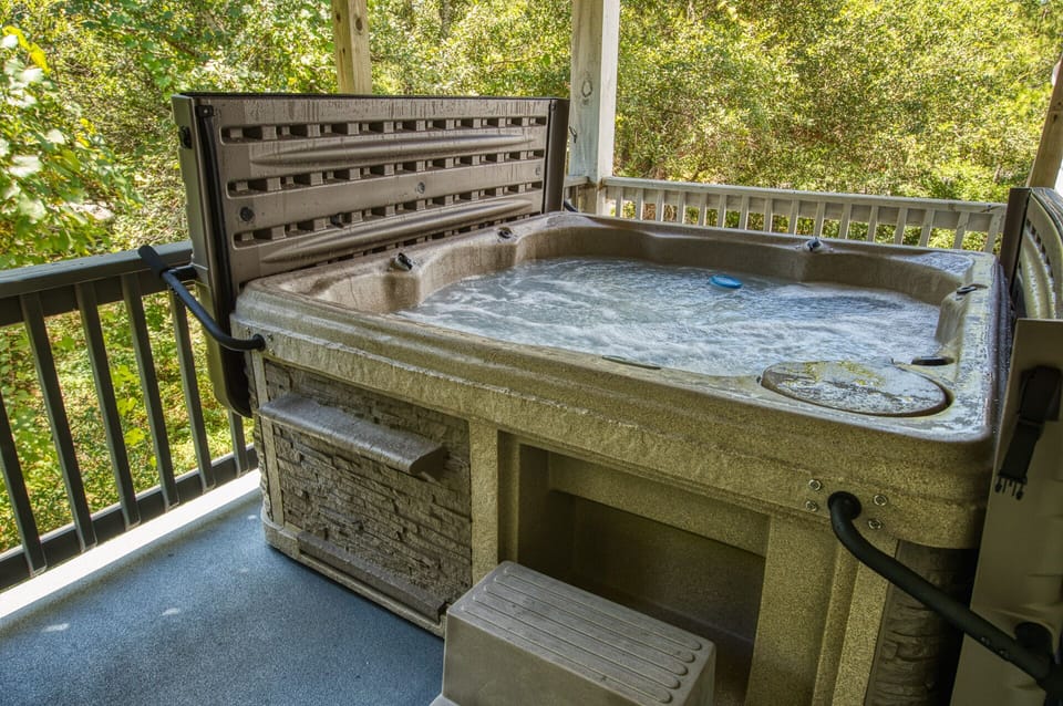Hot tub on second floor deck of Blue Turtle 