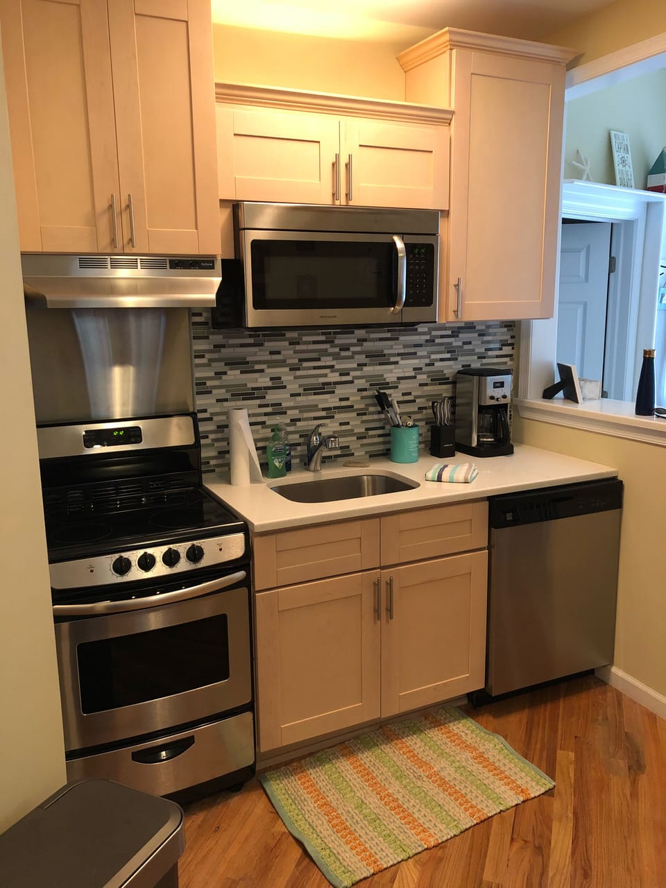 Coffee/tea maker, fridge, microwave, oven
