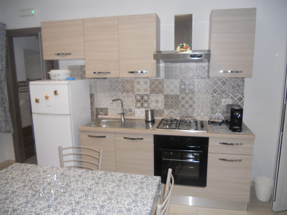 Fridge, oven, stovetop, coffee/tea maker
