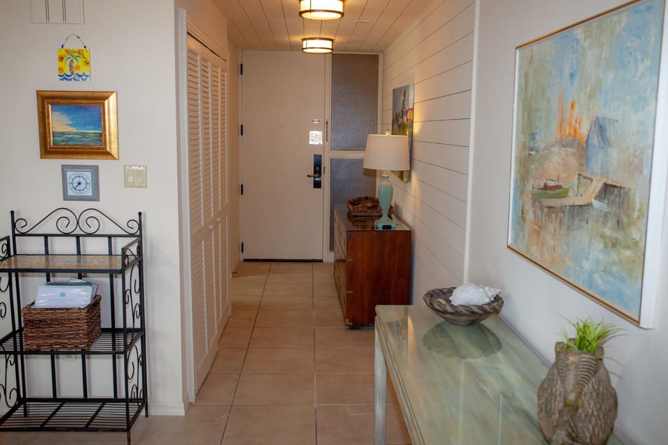 Foyer : ship lap wooden tunnel