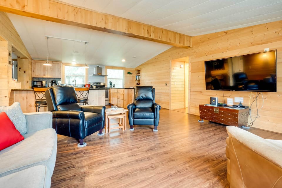 Living Room | Smart TV w/ Cable