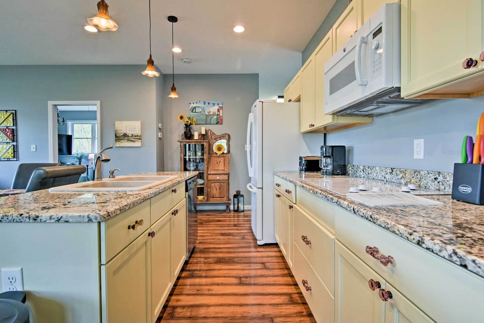 Cooking for 4 is a cakewalk in this well-equipped kitchen.
