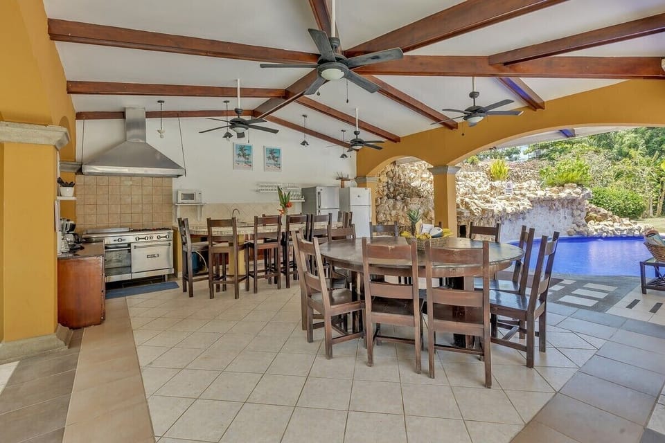 Huge open air covered rancho! Plenty of seating