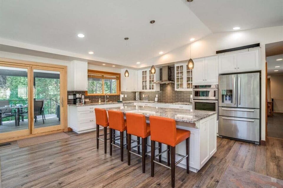 A spacious gourmet kitchen