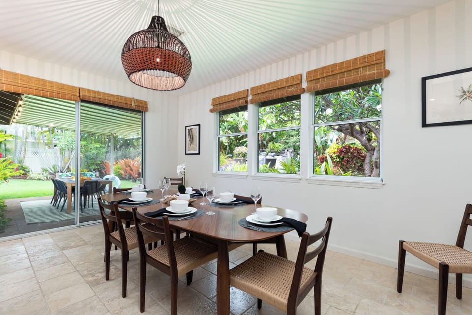 Formal dining with a view of the yard!  Extra  seating for larger groups of 8!