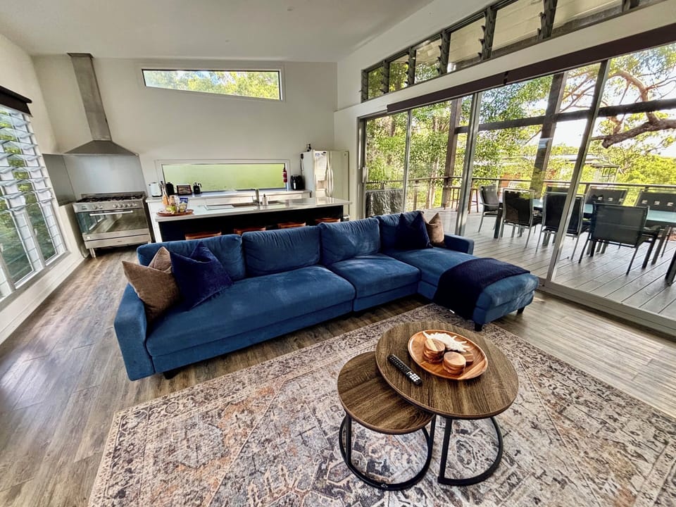 Lounge & kitchen (1)