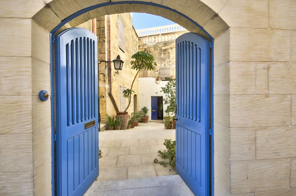 The entrance courtyard to Casa Mezzodi'